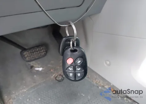 2014 Toyota Sienna Xle V6 8 Passenger z USA, uszkodzony, nr VIN 5TDYK3DC0ES443577